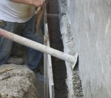 Coffrage et ferraillage avant de couler le b&eacute;ton de la reprise en sous-?uvre.