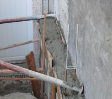 Reprise en sous-oeuvre sur lequel s'appuiera le mur en parpaings.