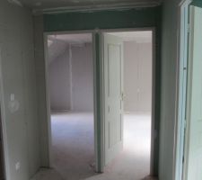 Palier à l'étage et vue sur 2 chambres