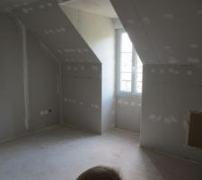 Chambre qui se trouve au dessus du salon