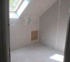 Chambre qui se trouve au dessus de la salle à manger (la plus petite)