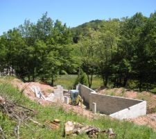 Vue générale, les piliers de soutien ont été réalisé dans la semaine.