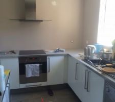 Pon&ccedil;age de l'ancienne prise et retouche peinture dans la cuisine