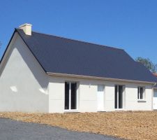 Photo de la maison avec les volets ouverts sous un beau ciel bleu - 18/05/2014