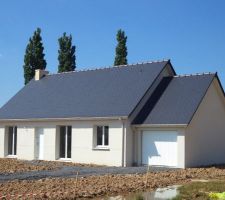 Photo de la maison avec les volets ouverts sous un beau ciel bleu - 18/05/2014