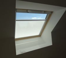 Un autre merveille de chez Velux : le store en voilage, qui protège du vis à vis, mais laisse passer la lumière