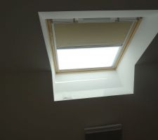 Le store Velux en voilage, qui protège du vis à vis, mais laisse passer la lumière, peut s'ajouter à un store Velux occultant, le pied ! (non, nous ne travaillons pas chez eux, et n'avons pas d'actions non plus !)