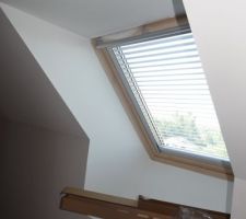 Store Velux vénitien (adapté aux pièces humides type salle de bain : une vraie trouvaille, le réglage est hyper pratique)