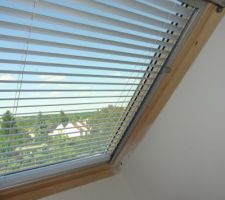 Store Velux vénitien (adapté aux pièces humides type salle de bain : une vraie trouvaille, le réglage est hyper pratique)