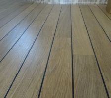 Sol salle de bain parquet stratifié pont de bateau de chez Quickstep (couleur chêne vernis naturel)